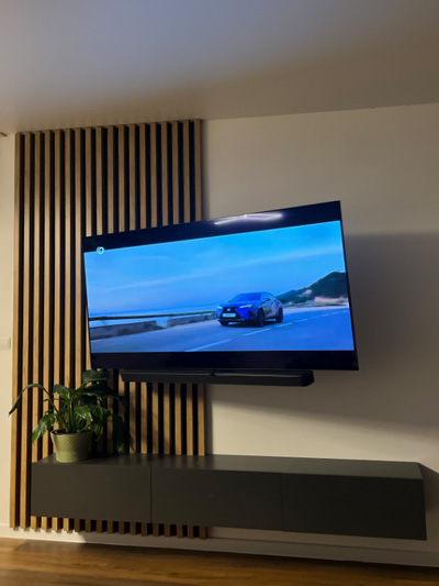 DOMEL TV stolík na stenu, farba na výber
