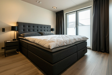 Boxspring postele s úložným priestorom.